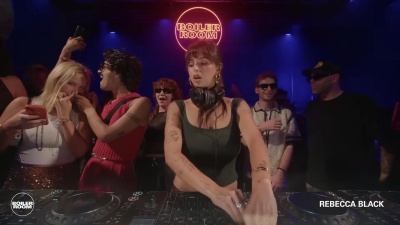 На стриме певицы Рэбекки Блэк, парень вдыхал попперс о попперс На стриме певицы Рэбекки Блэк, парень вдыхал попперс о попперс